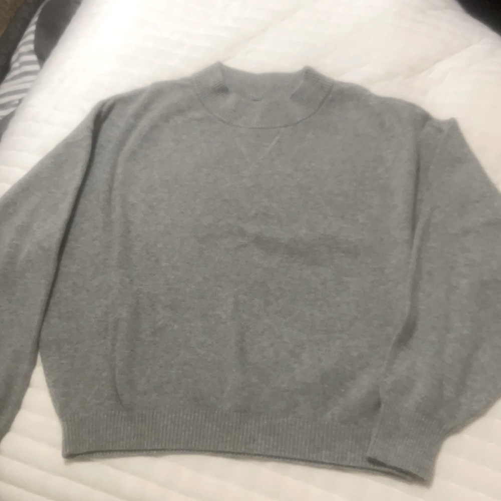 Gently used Abercrombie cropped balloon sleeve sweater.